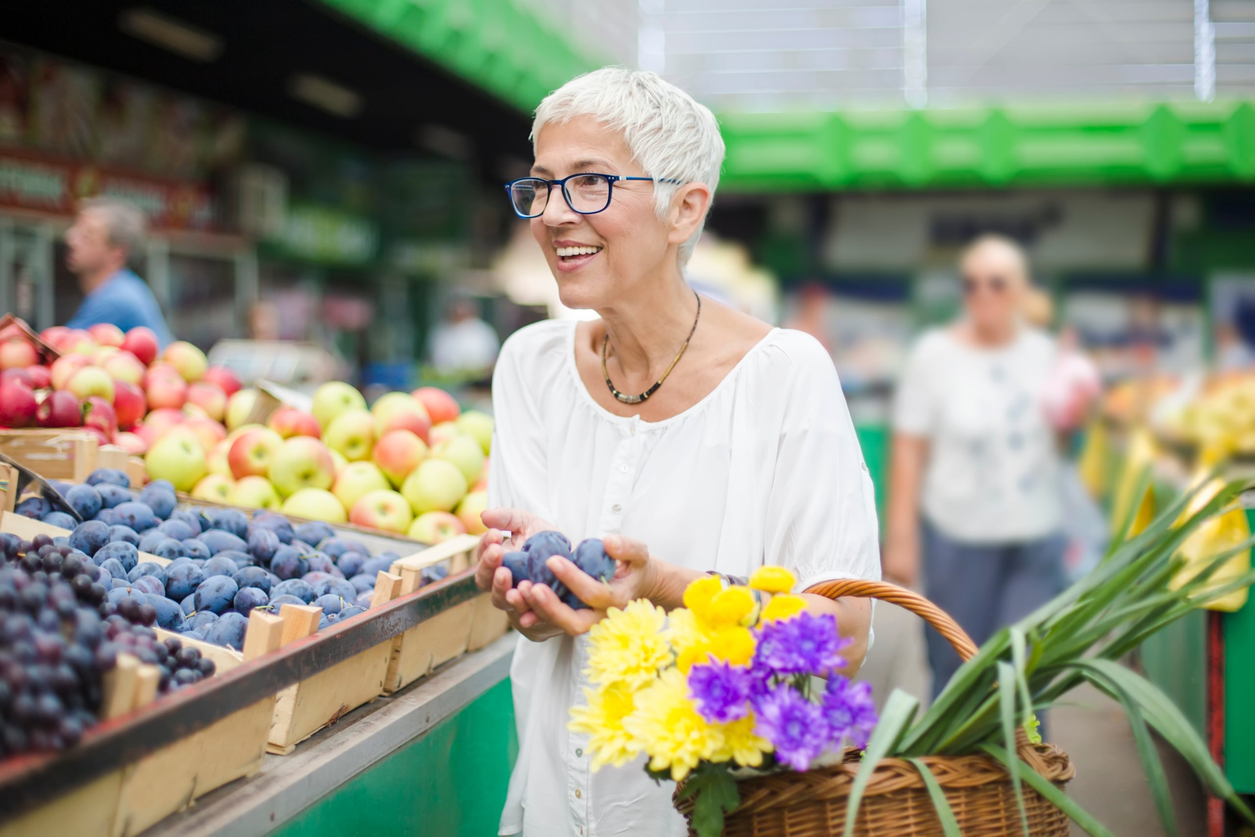 senior woman shopping in a farmers market